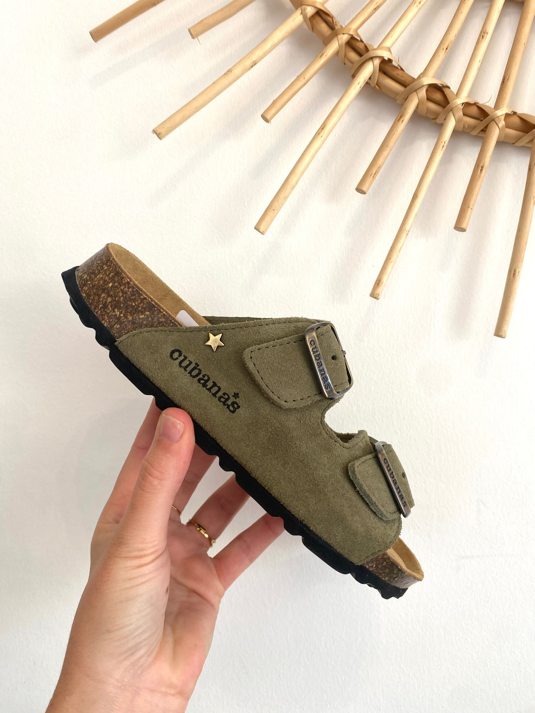 Chinelo fivelas Amalia camurça verde Cubanas