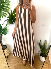 Carregar imagem no visualizador da galeria, Vestido comprido malha fria riscas castanho e branco
