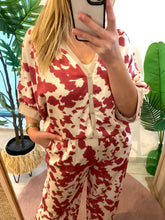 Carregar imagem no visualizador da galeria, Kimono acetinado padrão vaca rosa
