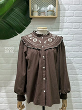 Carregar imagem no visualizador da galeria, Camisa bordada chocolate
