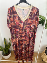 Carregar imagem no visualizador da galeria, Vestido malha fria estampado flores bordeaux
