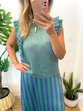 Carregar imagem no visualizador da galeria, Blusa verde água com folhos ombro
