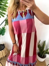 Carregar imagem no visualizador da galeria, Vestido malha fria riscas e triângulos rosa e azul
