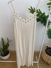 Carregar imagem no visualizador da galeria, Vestido crepe com tachas branco
