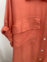 Carregar imagem no visualizador da galeria, Vestido camisa liso estampado com bolso salmão
