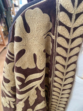 Carregar imagem no visualizador da galeria, Kimono de veludo bordado castanho
