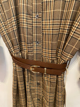 Carregar imagem no visualizador da galeria, Vestido camisa quadrados com cinto camel
