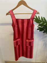 Carregar imagem no visualizador da galeria, Vestido curto estampa rosa e vermelho
