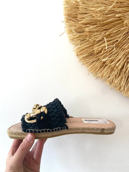 Chinelo preto com detalhe dourado Macarena