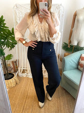 Carregar imagem no visualizador da galeria, Blusa folhos creme MORGAN
