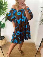 Carregar imagem no visualizador da galeria, Vestido curto manga balão flores grandes azul e castanho
