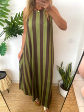 Carregar imagem no visualizador da galeria, Vestido comprido malha fria riscas castanho e verde
