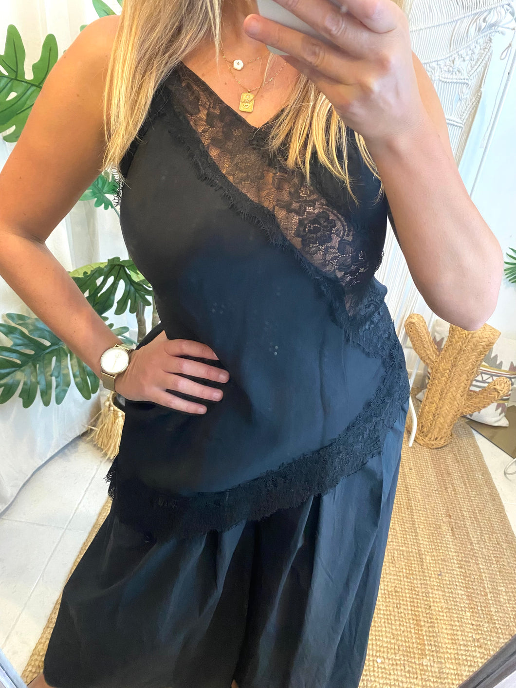 Top renda assimétrico preto