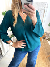 Carregar imagem no visualizador da galeria, Blusa vijosa v neck verde Vila
