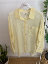 Carregar imagem no visualizador da galeria, Camisa bordado cerejas amarelo
