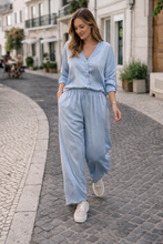 Carregar imagem no visualizador da galeria, Blusa/casaco acetinado botões azul
