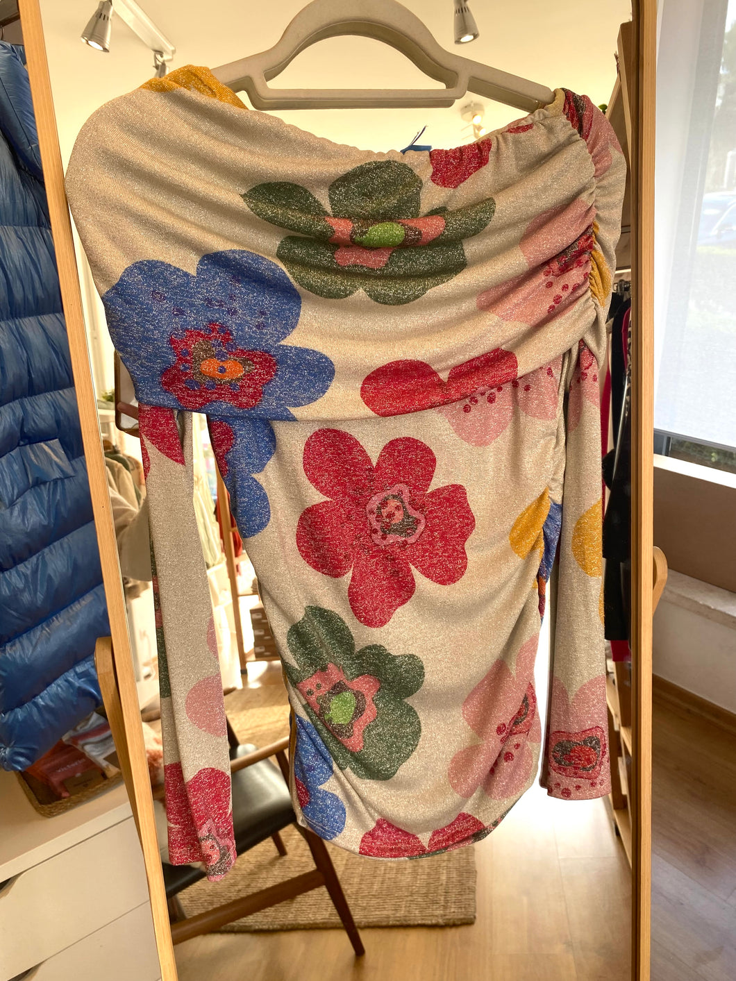 Camisola lurex flores ombros descobertos