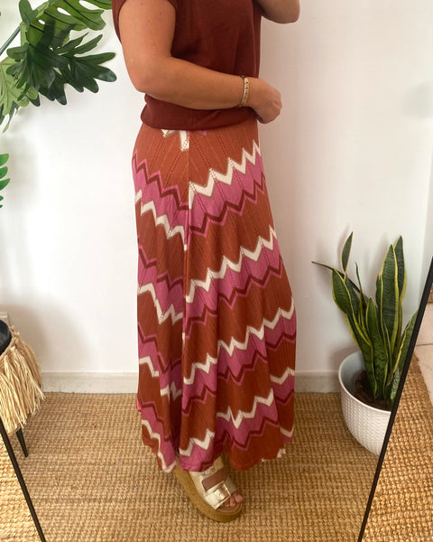 Saia malha fria zigzag tijolo e rosa