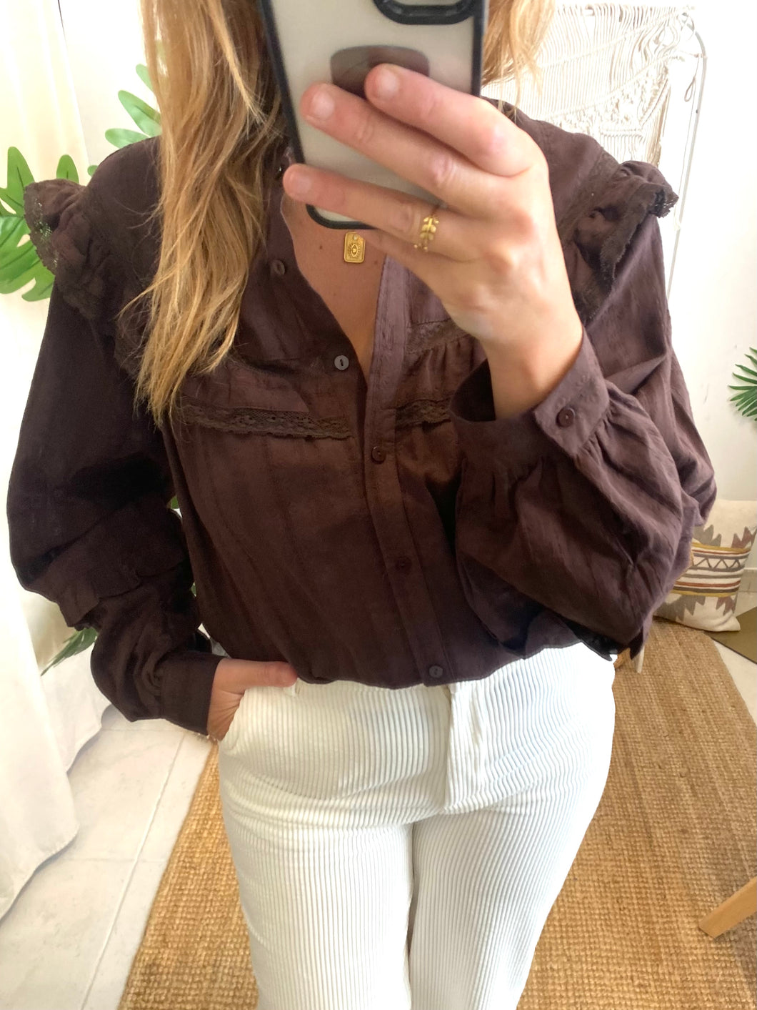 Camisa castanha folhos