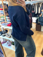 Carregar imagem no visualizador da galeria, Camisola de malha decote V marinho
