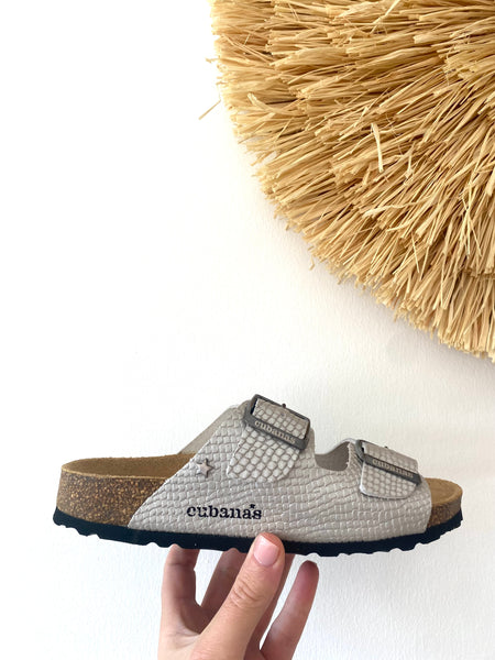 Chinelo fivelas silver Cubanas
