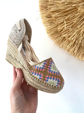 Carregar imagem no visualizador da galeria, Sandália de crochet multicor Macarena

