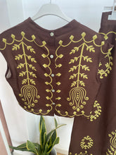 Carregar imagem no visualizador da galeria, Conjunto de blusa e saia castanho
