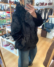 Carregar imagem no visualizador da galeria, Casaco de pêlo cintado preto
