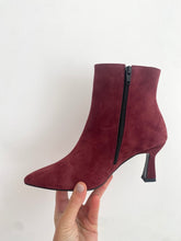 Carregar imagem no visualizador da galeria, Botim camurça logo bordeaux Ruika
