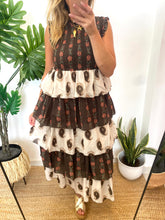 Carregar imagem no visualizador da galeria, Vestido estampado folhos castanho
