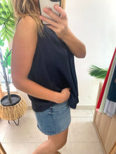 Carregar imagem no visualizador da galeria, Blusa alça larga acetinada marinho
