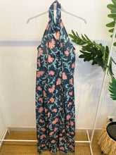Carregar imagem no visualizador da galeria, Vestido halter com botões estampa floral
