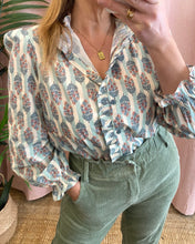 Carregar imagem no visualizador da galeria, Camisa estampa verde água
