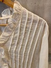 Carregar imagem no visualizador da galeria, Blusa nervuras e folhos creme
