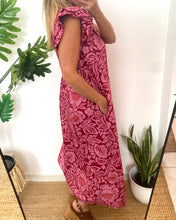 Carregar imagem no visualizador da galeria, Vestido camisa com folho manga estampa peónia rosa
