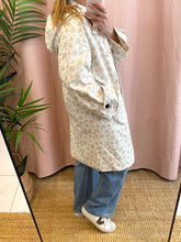 Carregar imagem no visualizador da galeria, Parka impermeável florzinhas
