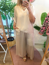 Carregar imagem no visualizador da galeria, Blusa acetinada oversize beje
