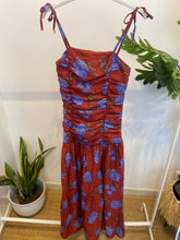 Carregar imagem no visualizador da galeria, Vestido Salamanca estampa flores bordeaux
