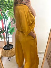 Carregar imagem no visualizador da galeria, Kimono acetinado botões mostarda
