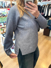 Carregar imagem no visualizador da galeria, Camisola de malha decote V cinza
