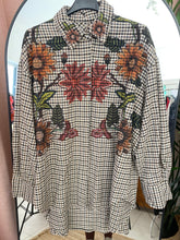 Carregar imagem no visualizador da galeria, Camisa quadrados e flores  preto
