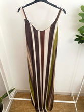 Carregar imagem no visualizador da galeria, Vestido riscas comprido malha fria com bolsos verde e castanho
