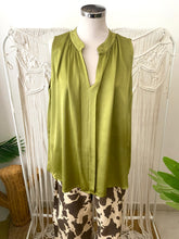 Carregar imagem no visualizador da galeria, Blusa acetinada oversize verde oliva
