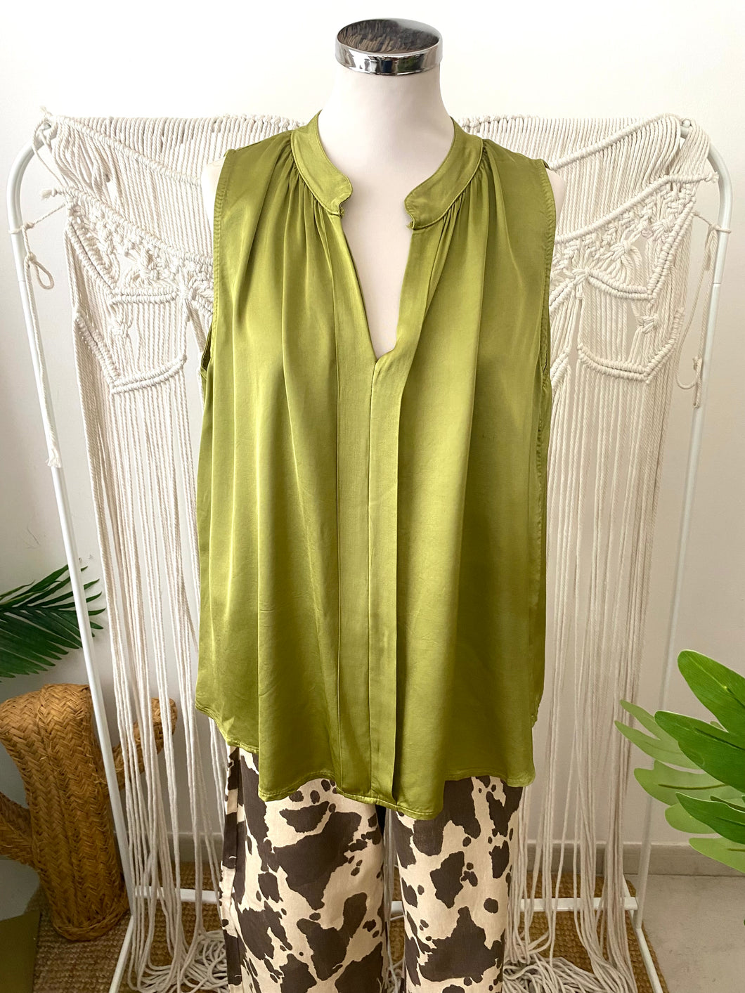 Blusa acetinada oversize verde oliva