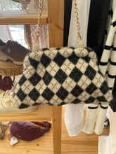 Carregar imagem no visualizador da galeria, Clutch malha com pêlo losangos preto
