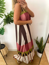 Carregar imagem no visualizador da galeria, Vestido malha fria riscas e triângulos castanho
