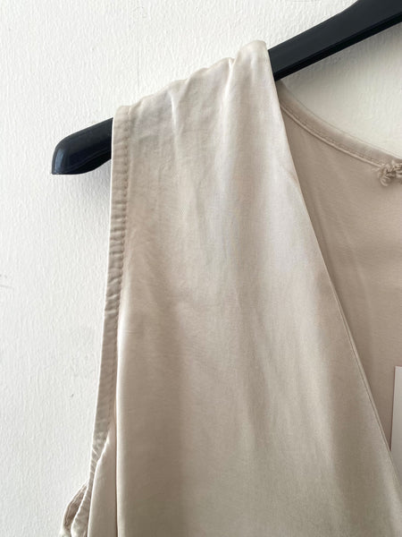 Blusa alça larga acetinada beje