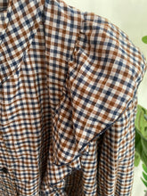 Carregar imagem no visualizador da galeria, Camisa quadradinhos folho ombro azul
