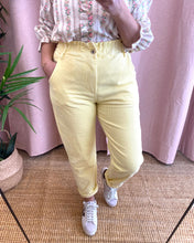 Carregar imagem no visualizador da galeria, Calças de bombazina com elástico na cintura amarelo
