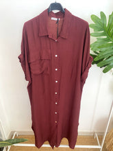 Carregar imagem no visualizador da galeria, Vestido camisa liso estampado com bolso bordeaux
